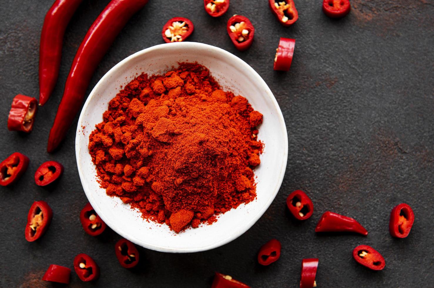 peperoncino rosso peperoncini secchi su sfondo scuro vista dall'alto foto