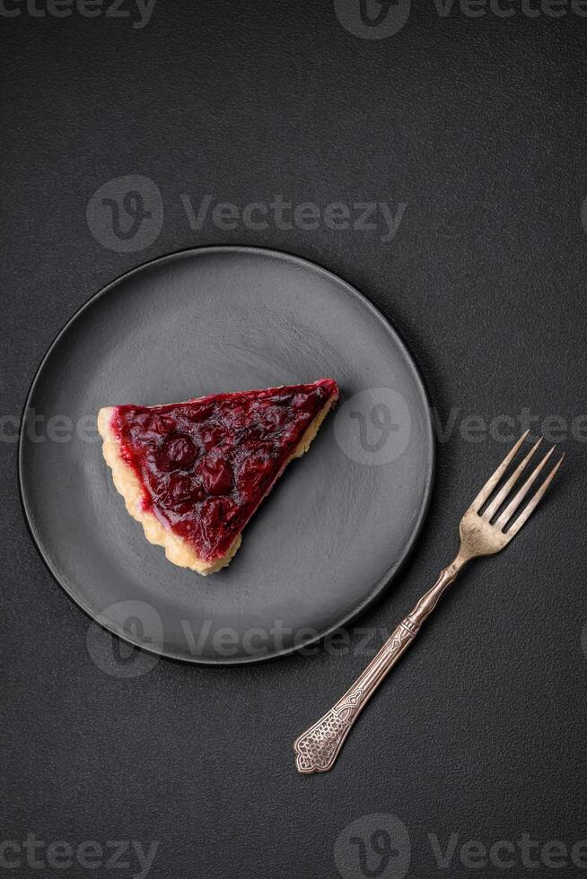 delizioso fragrante dolce torta con ciliegia frutti di bosco su un' ceramica piatto foto