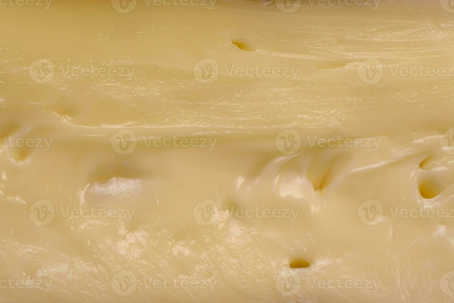 delizioso fresco Brie formaggio nel il modulo di un' mini testa con ciliegia pomodori foto
