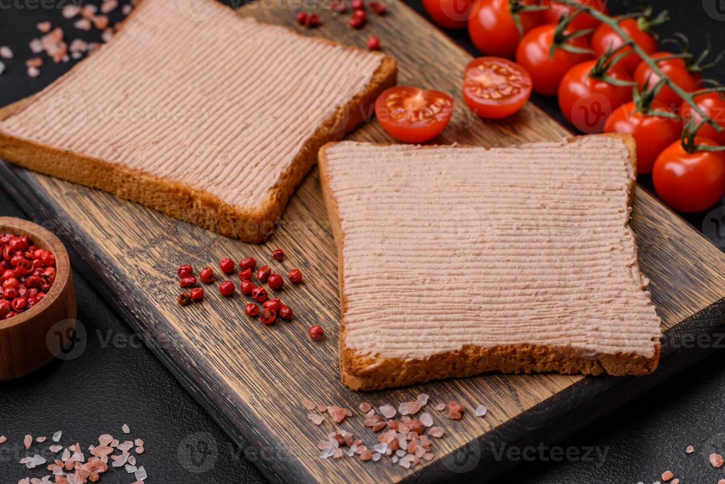 delizioso croccante crostini con pollo o Oca paté con sale e spezie foto