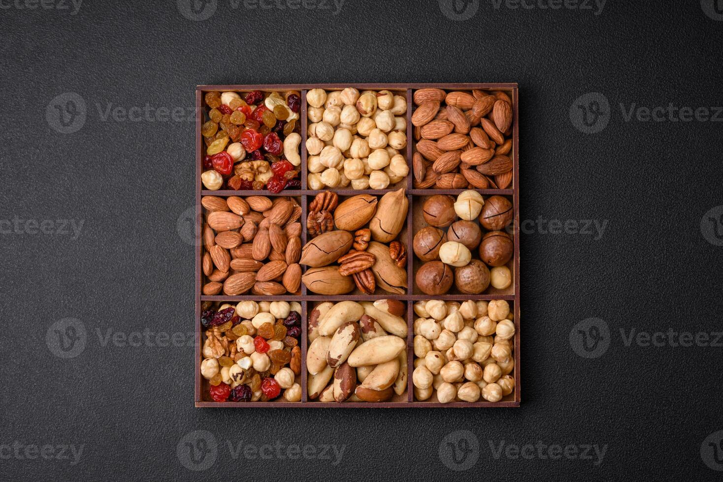 mescolare di arrostito macadamia noccioline, anacardi, Noci Pecan, mandorle, uva passa e asciutto frutti di bosco foto