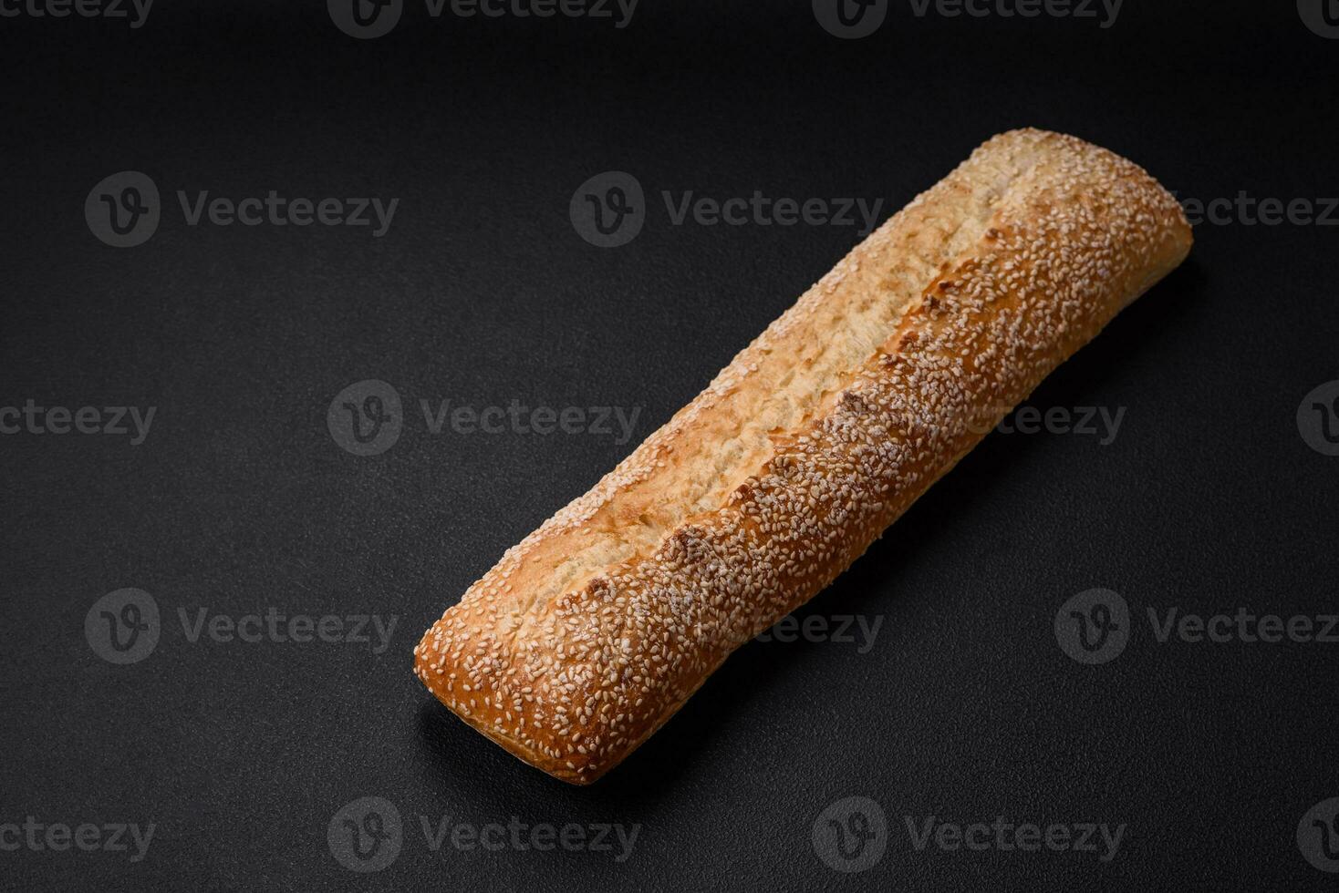 croccante Grano Farina baguette con sesamo semi su un' di legno taglio tavola foto