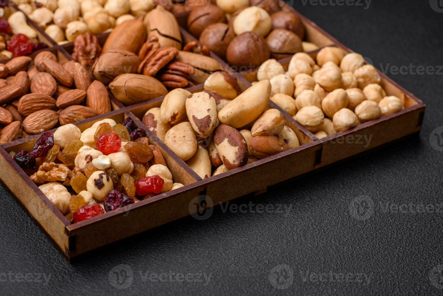 mescolare di arrostito macadamia noccioline, anacardi, Noci Pecan, mandorle, uva passa e asciutto frutti di bosco foto