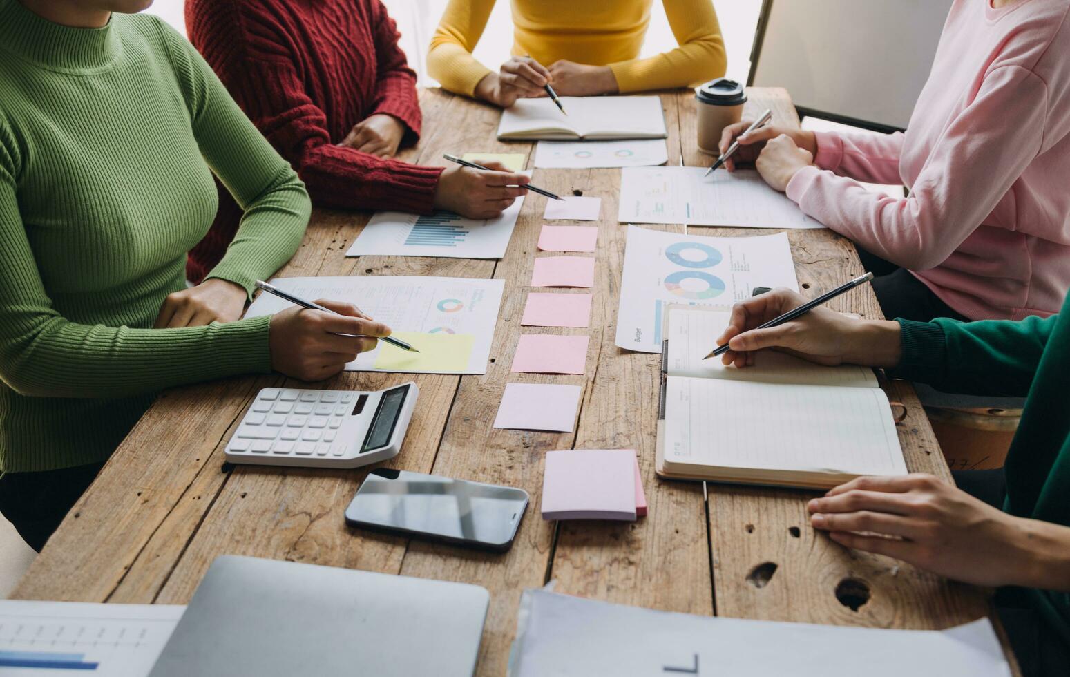 gli analisti finanziari analizzano i rapporti finanziari aziendali su un progetto di investimento di pianificazione di un tablet digitale durante una discussione in una riunione aziendale che mostra i risultati del loro lavoro di squadra di successo. foto