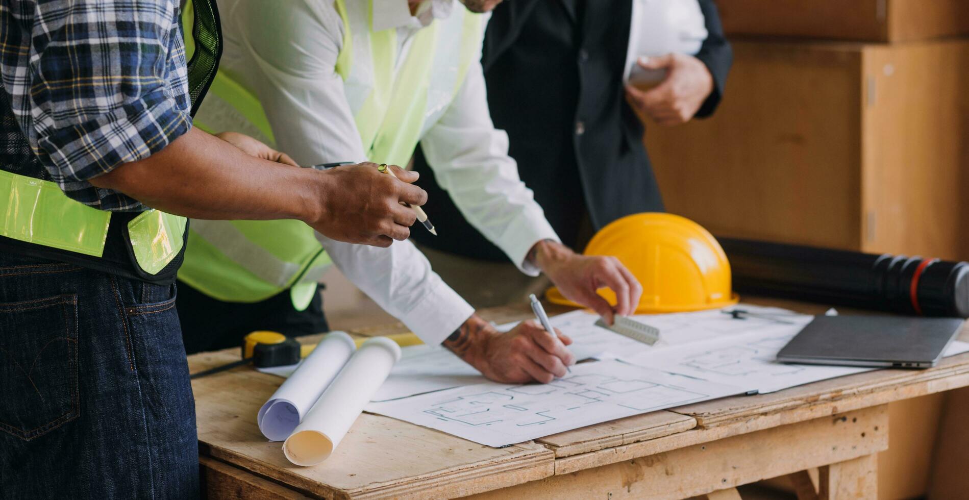 professionale meccanico ingegnere squadra Lavorando su personale computer a metallo tornio industriale produzione fabbrica. ingegnere operativo tornio macchinari. Prodotto qualità ispezione foto