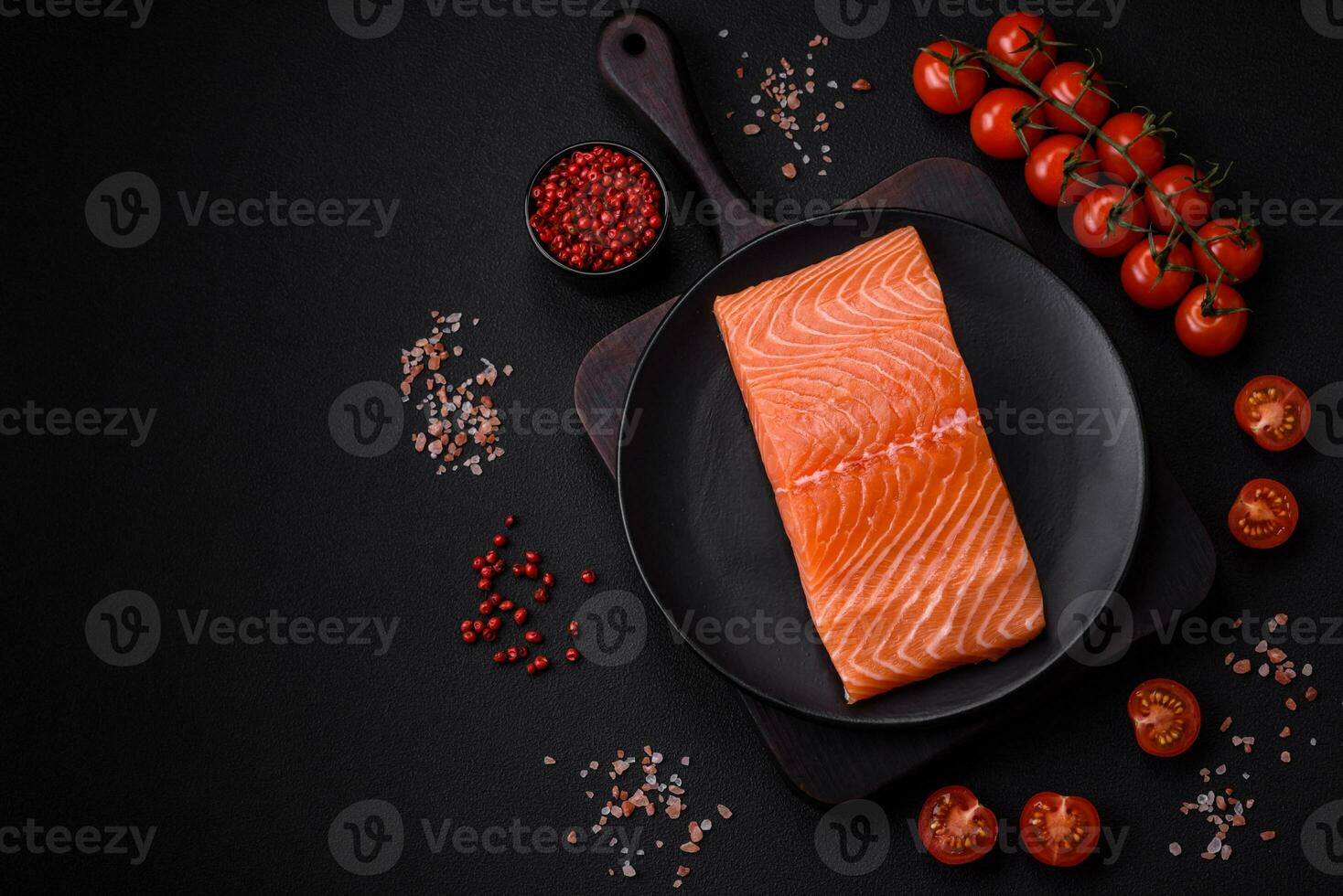 fresco crudo salmone rosso pesce filetto con sale e spezie foto