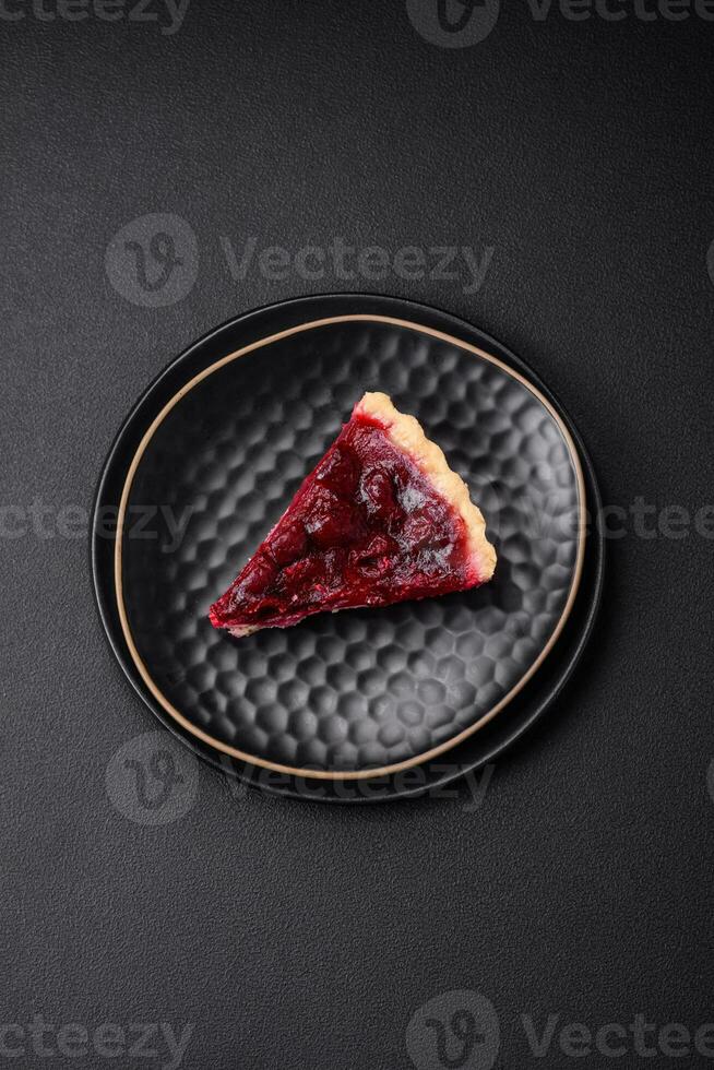 delizioso fragrante dolce torta con ciliegia frutti di bosco su un' ceramica piatto foto
