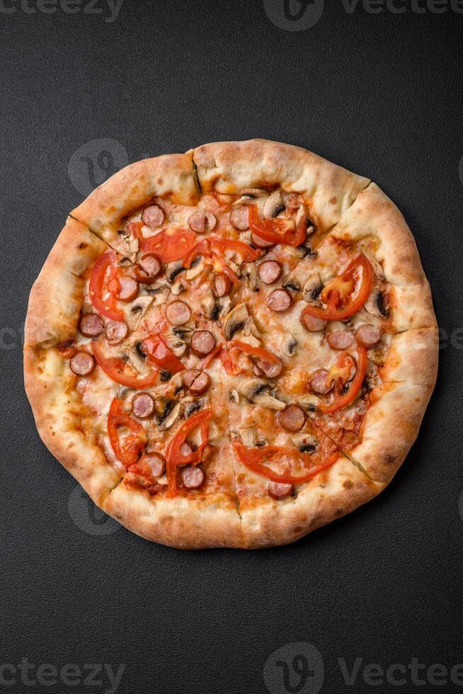 bavarese Pizza con affumicato salsicce, pomodori, formaggio, sale e spezie foto