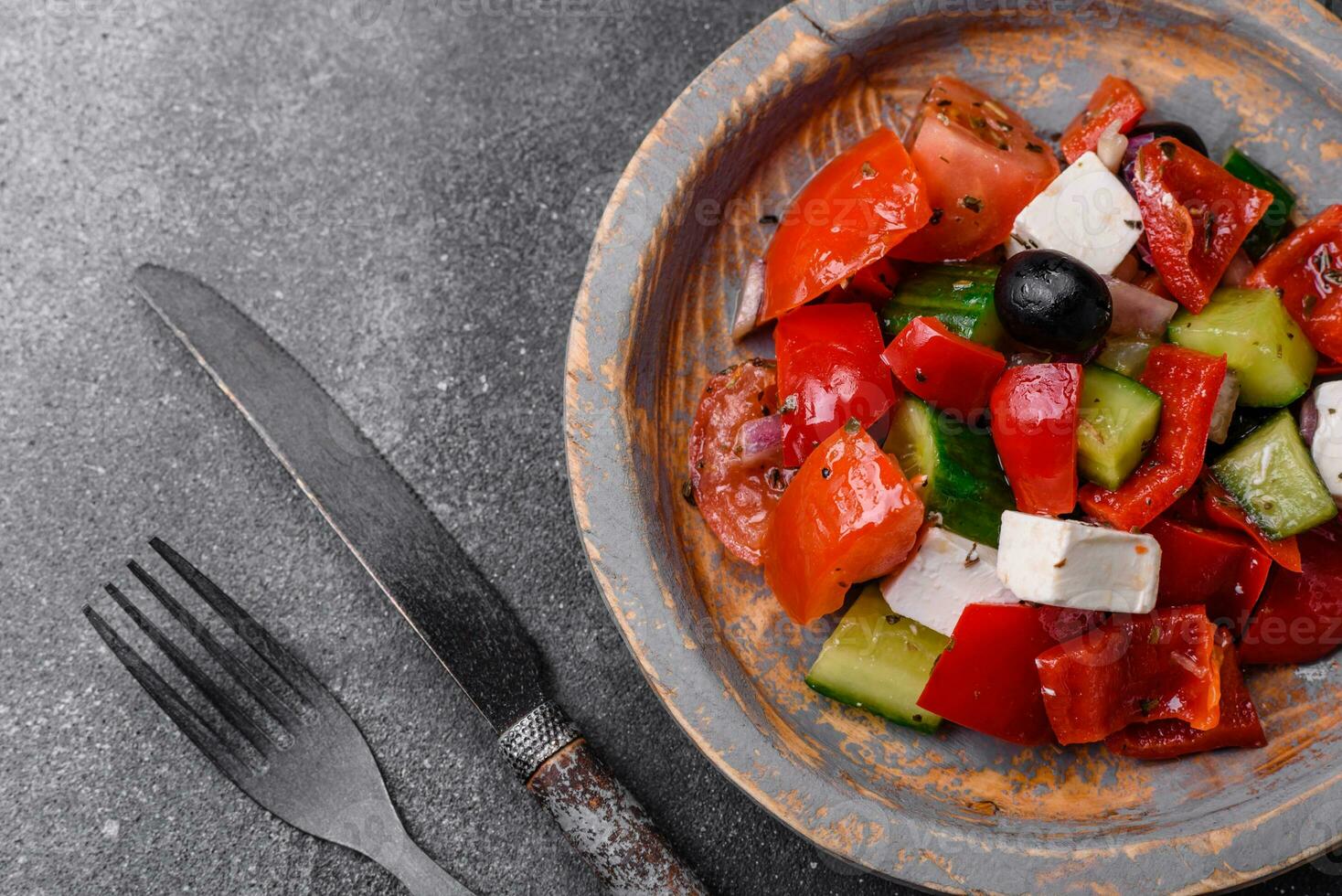 delizioso fresco succoso greco insalata con feta formaggio, olive, peperoni e pomodori foto