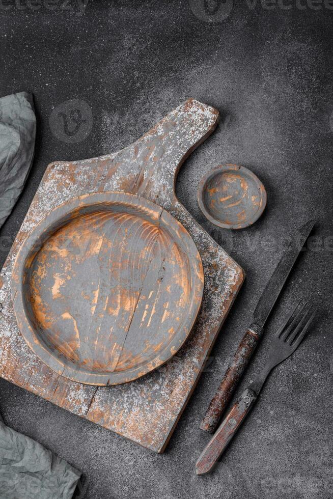 vuoto di legno piatto, coltello, forchetta e taglio tavola foto