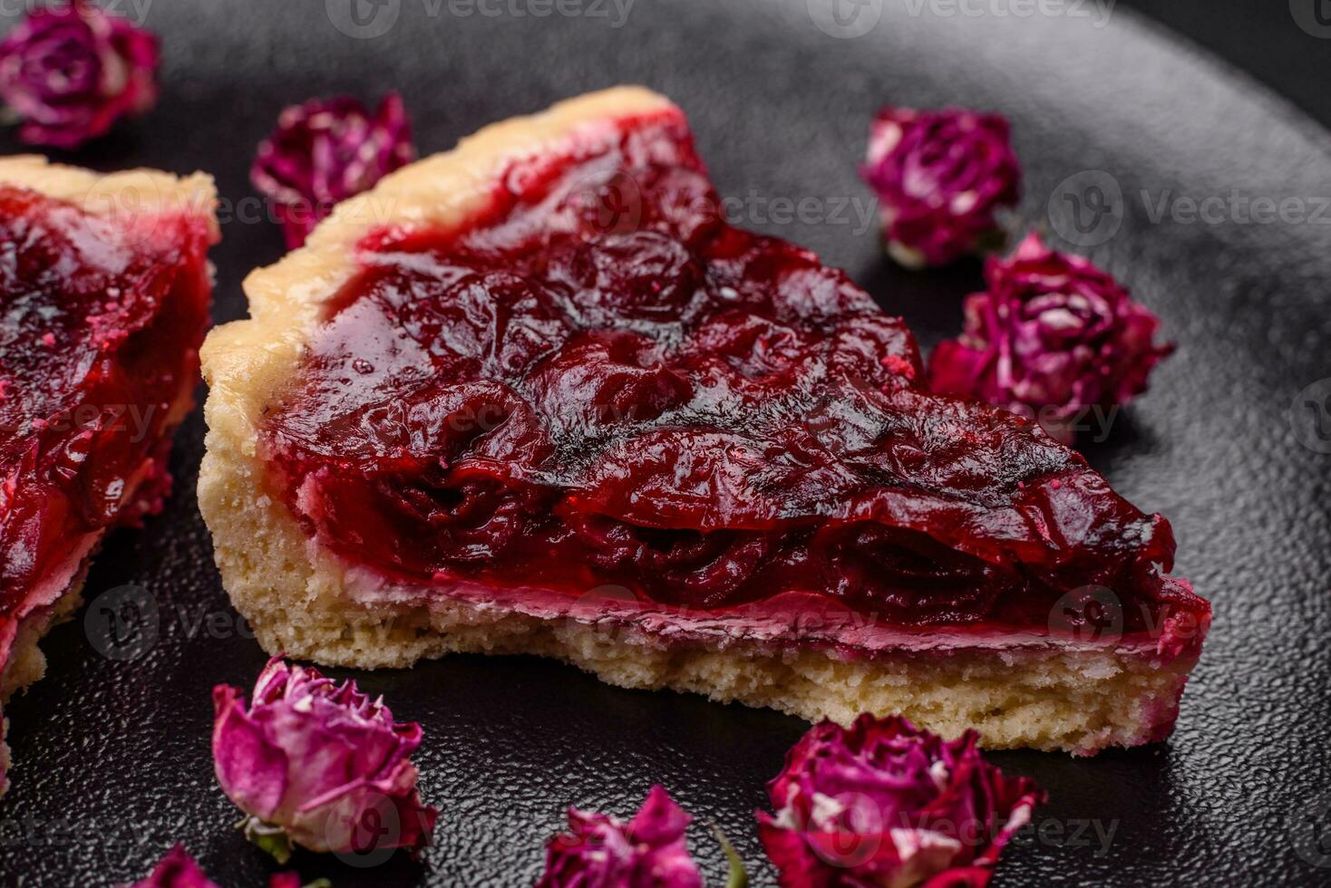 delizioso fragrante dolce torta con ciliegia frutti di bosco su un' ceramica piatto foto