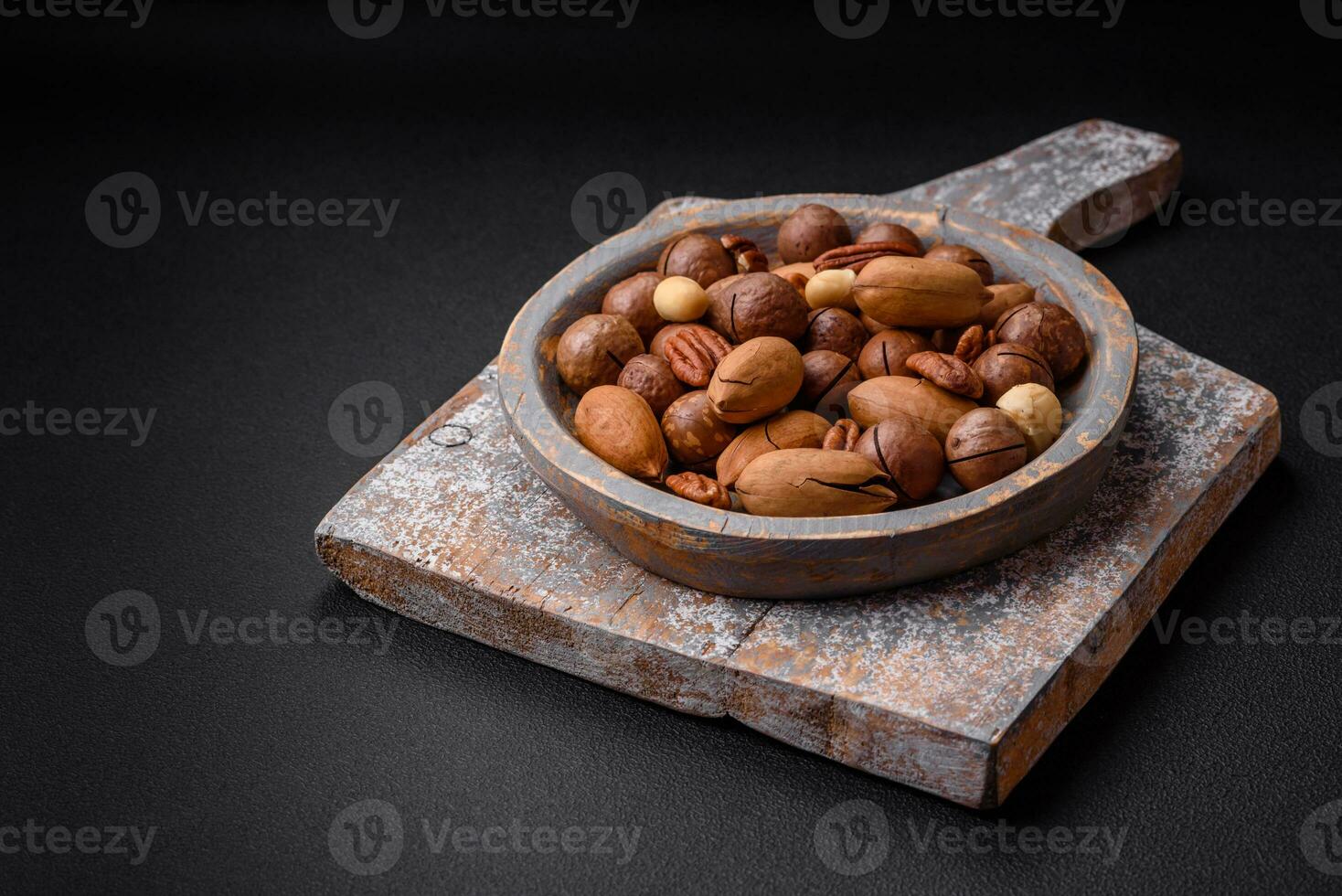 mescolare di arrostito macadamia noccioline, anacardi, Noci Pecan, mandorle, uva passa e asciutto frutti di bosco foto