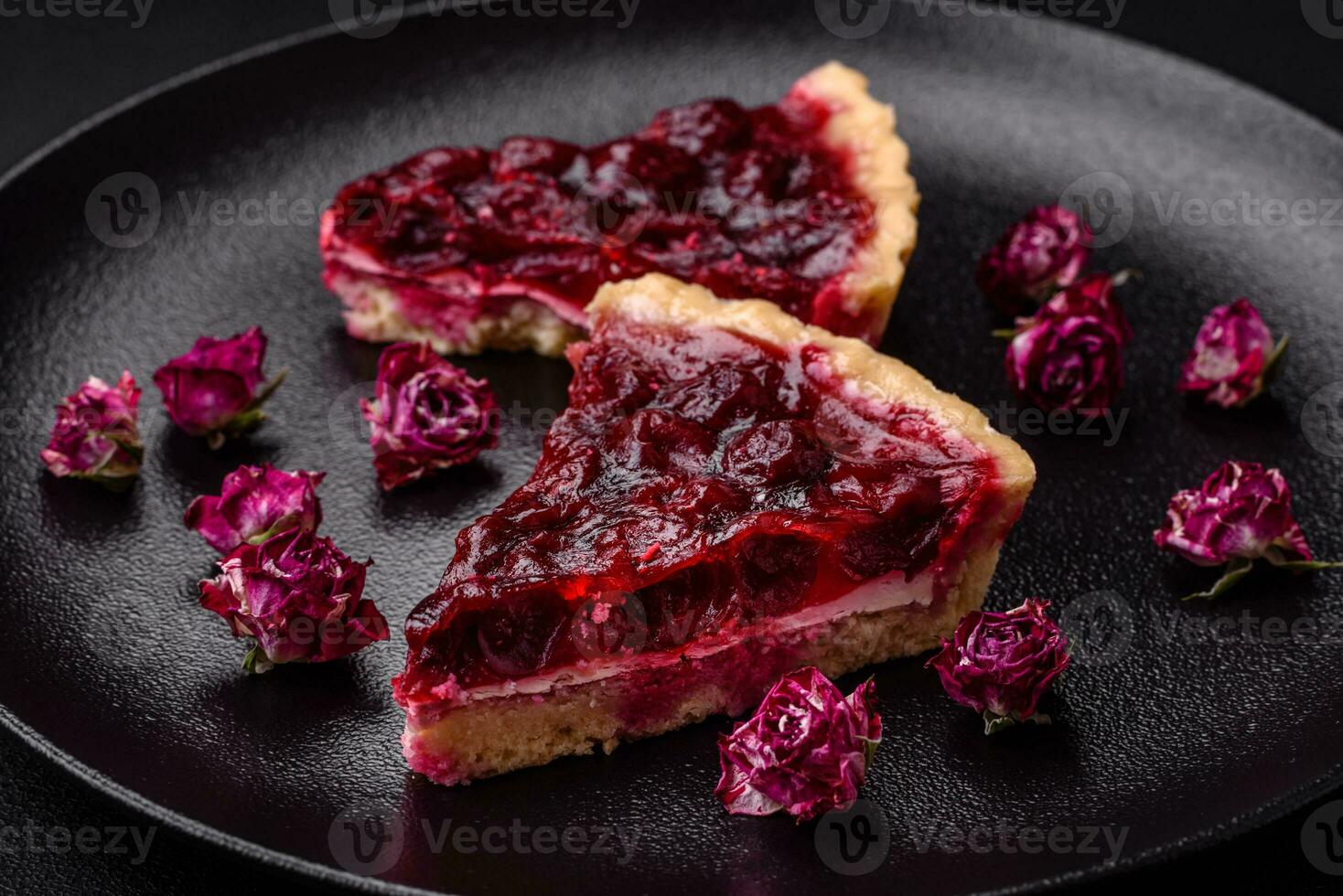 delizioso fragrante dolce torta con ciliegia frutti di bosco su un' ceramica piatto foto