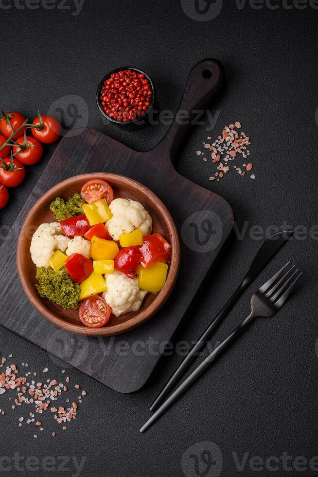 delizioso fresco insalata di broccoli, cavolfiore, dolce peperoni e ciliegia pomodori foto