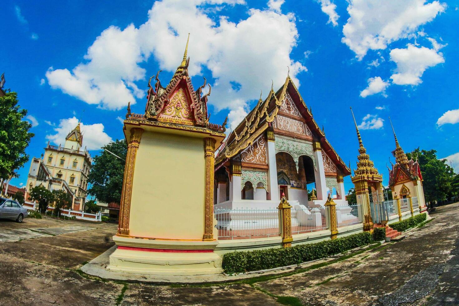 tempio di wat klang ming mueang a roi et, thailandia foto