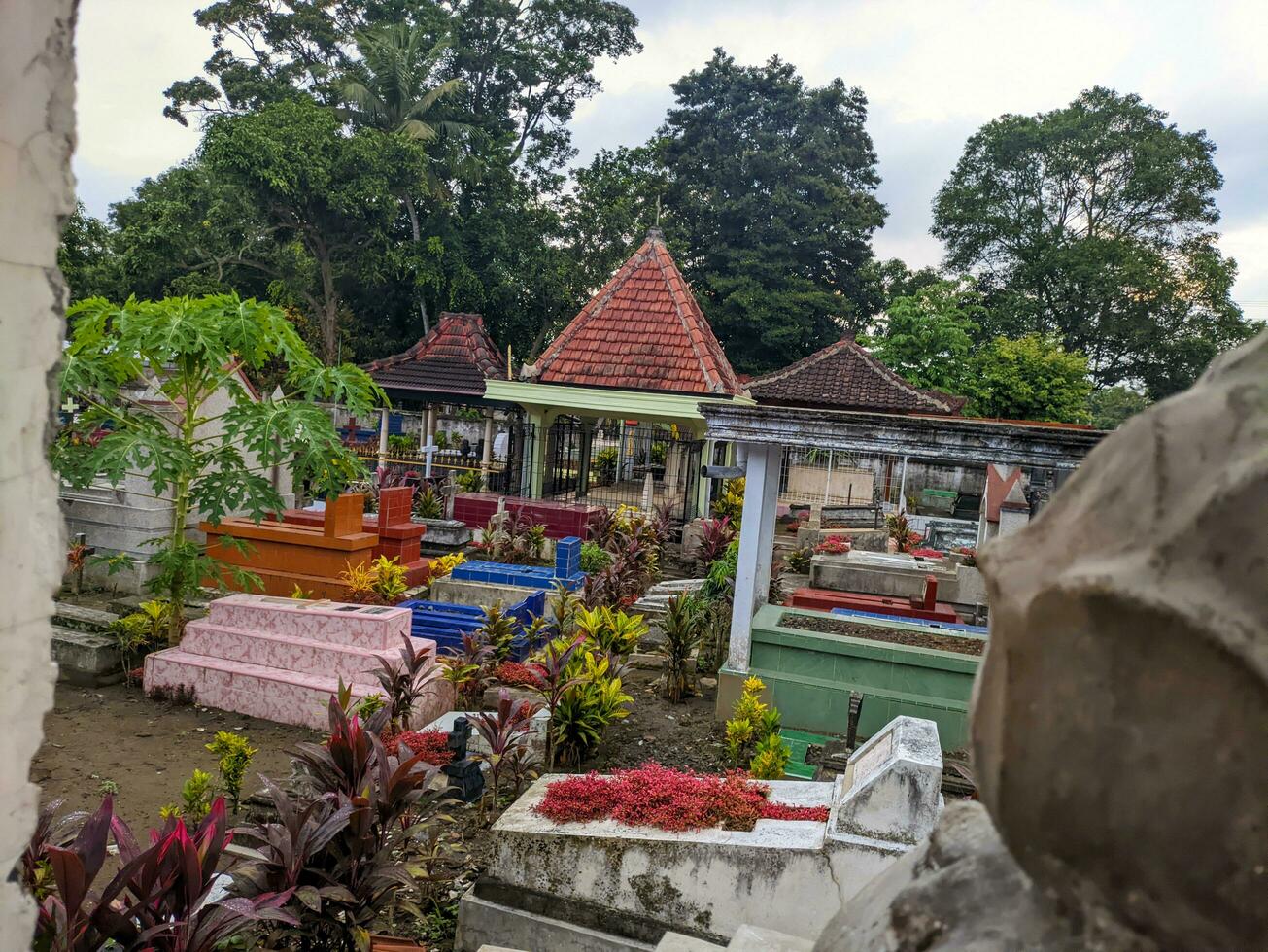 Visualizza di un' pubblico cimitero con molti tomba nel blitar, Indonesia foto