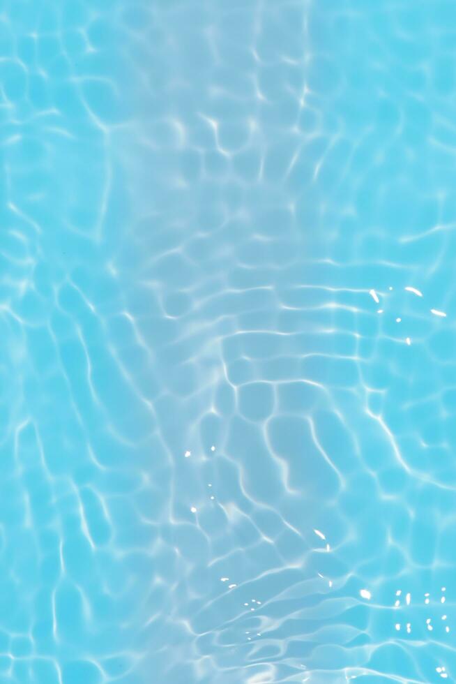 blu acqua con increspature su il superficie. defocus sfocato trasparente blu colorato chiaro calma acqua superficie struttura con spruzzi e bolle. acqua onde con splendente modello struttura sfondo. foto