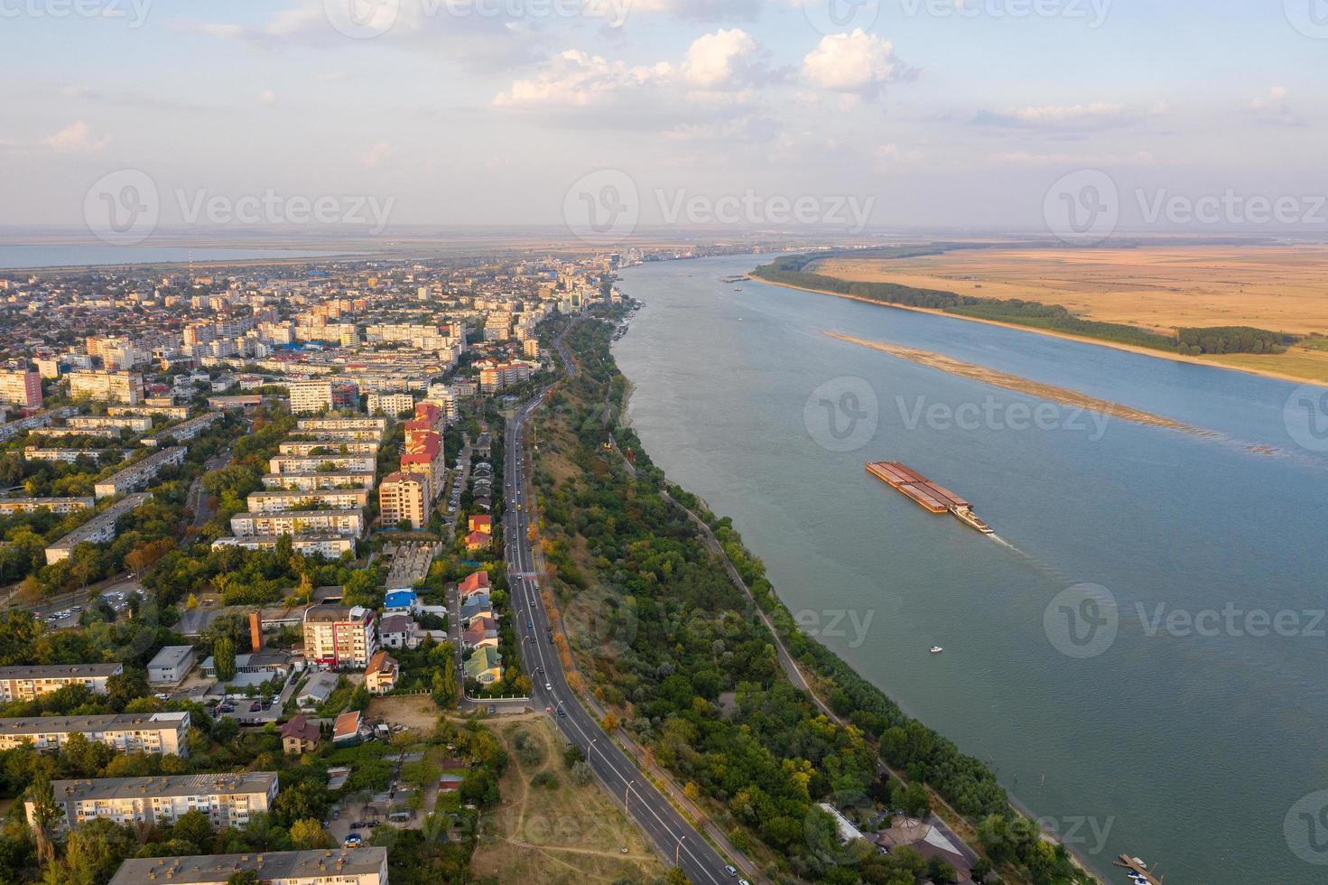 Veduta aerea della città di Galati in Romania sul fiume Danubio foto