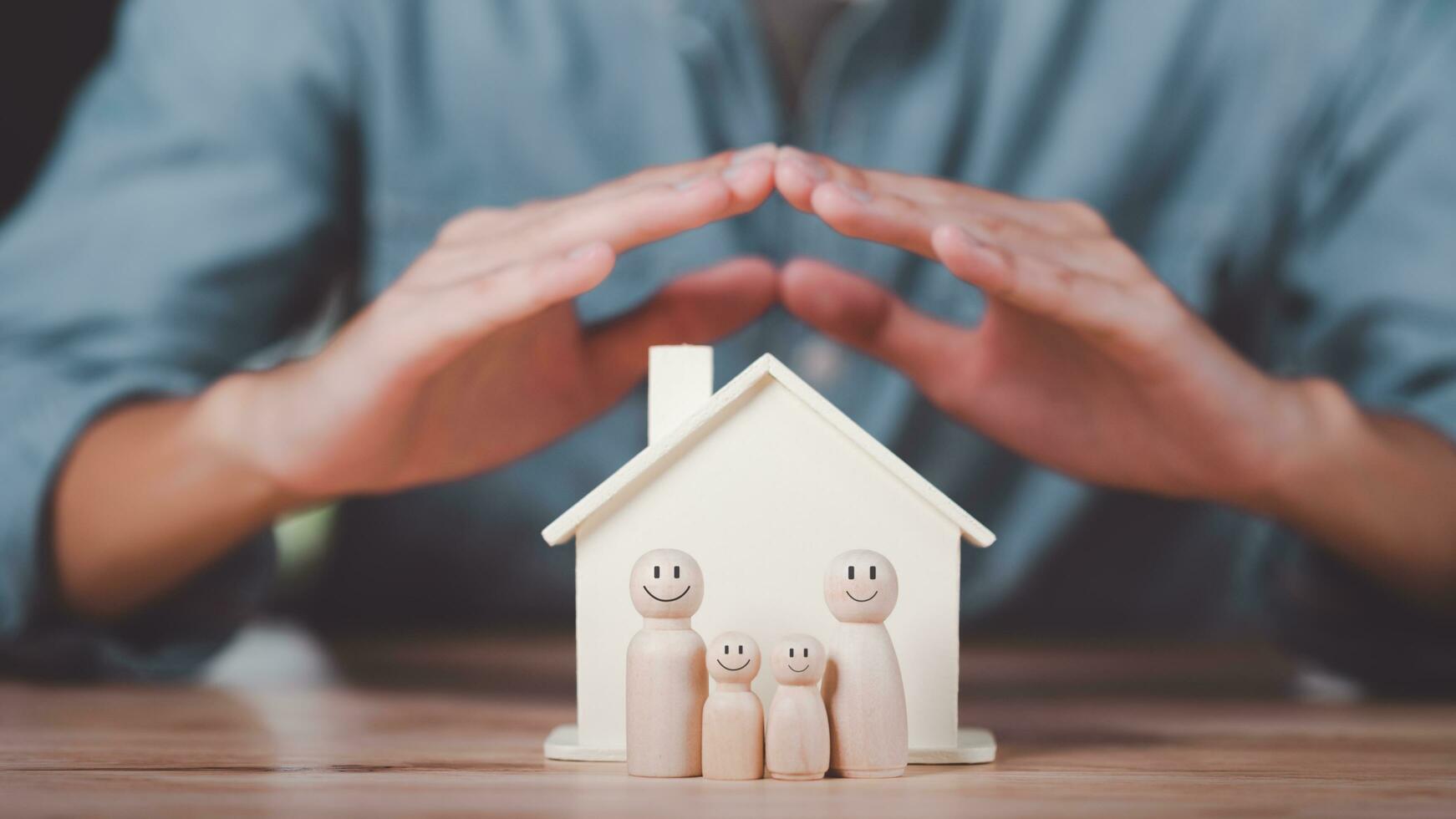 uomini mostrare concetto di protezione e protezione di il di famiglia sicurezza ,assicurazione gestione pianificazione ,Salute cura e finanza ,proprietà e famiglia rischio riduzione ,vita e proprietà protezione pianificazione foto