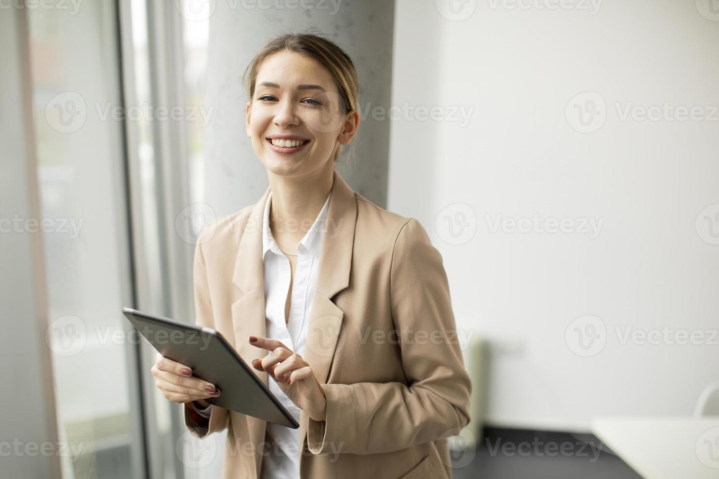 donna sorridente e utilizzando tablet foto