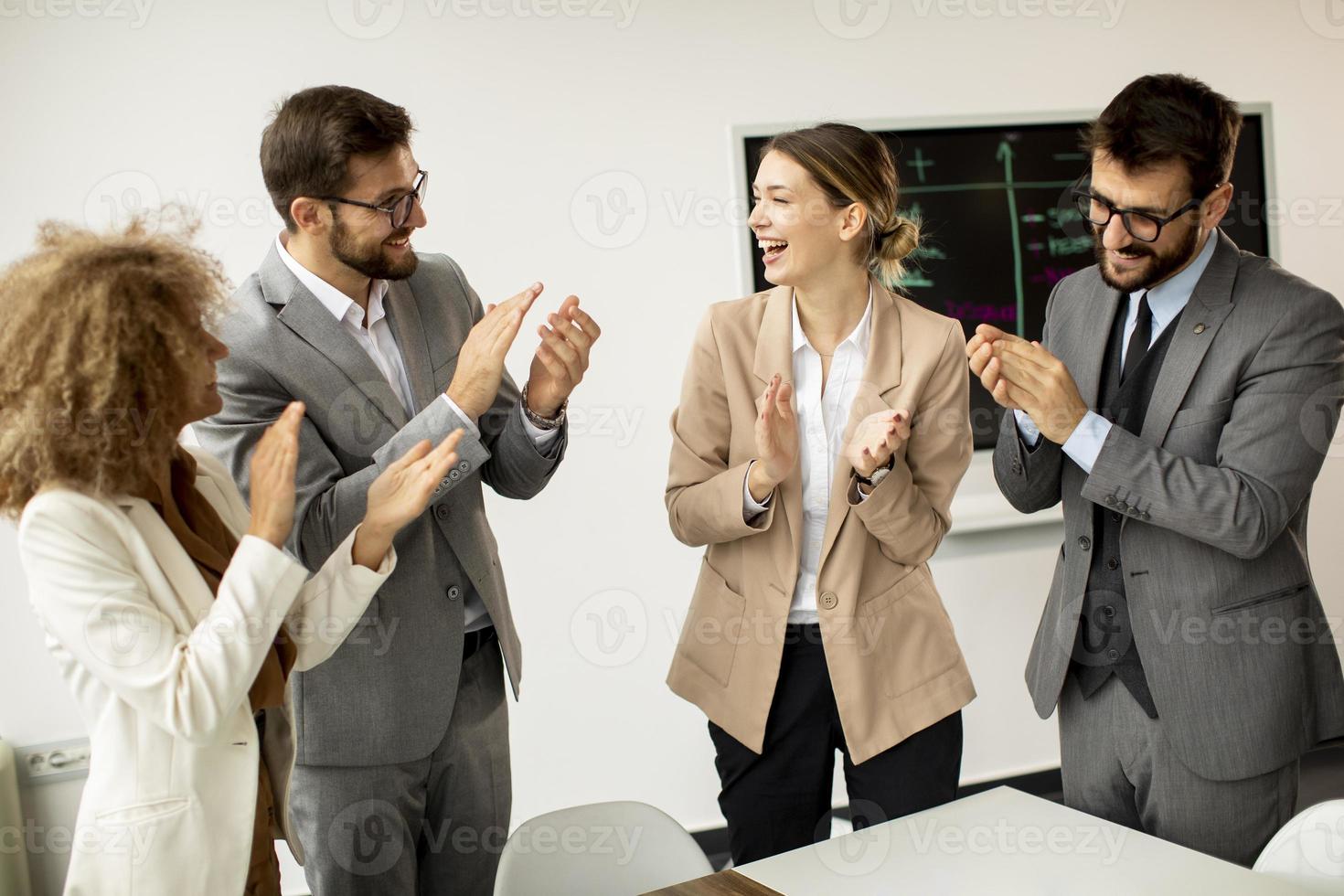 persone che applaudono dopo un incontro riuscito foto