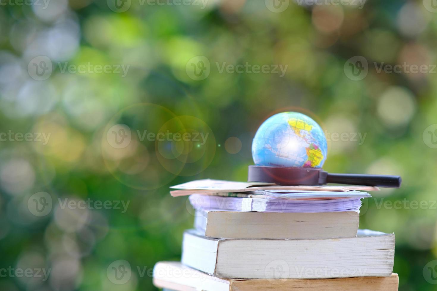 libro sul tavolo in legno e concetto di apprendimento dell'istruzione foto