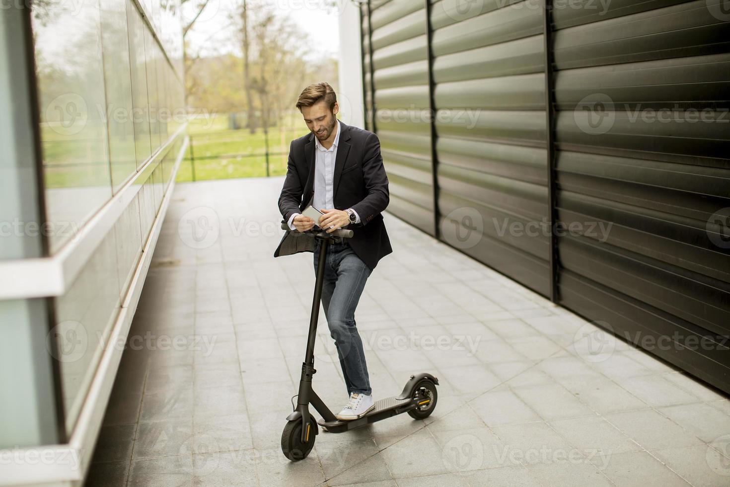 uomo al telefono mentre si trovava su uno scooter foto