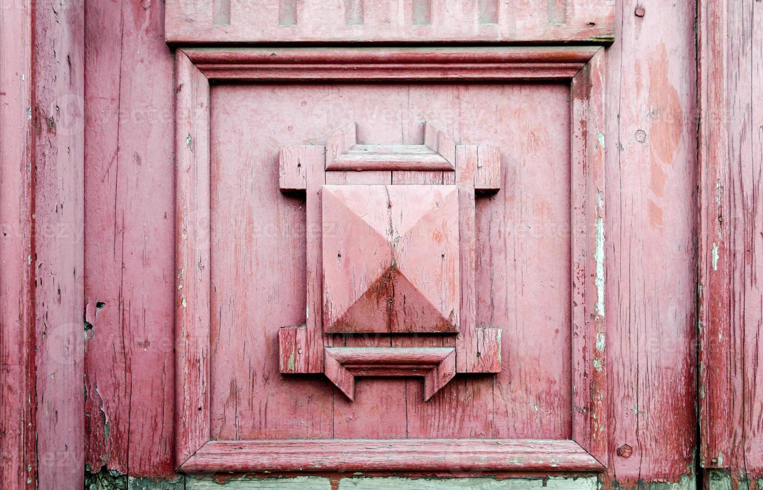 vecchio muro di legno della casa d'epoca con decorazioni foto