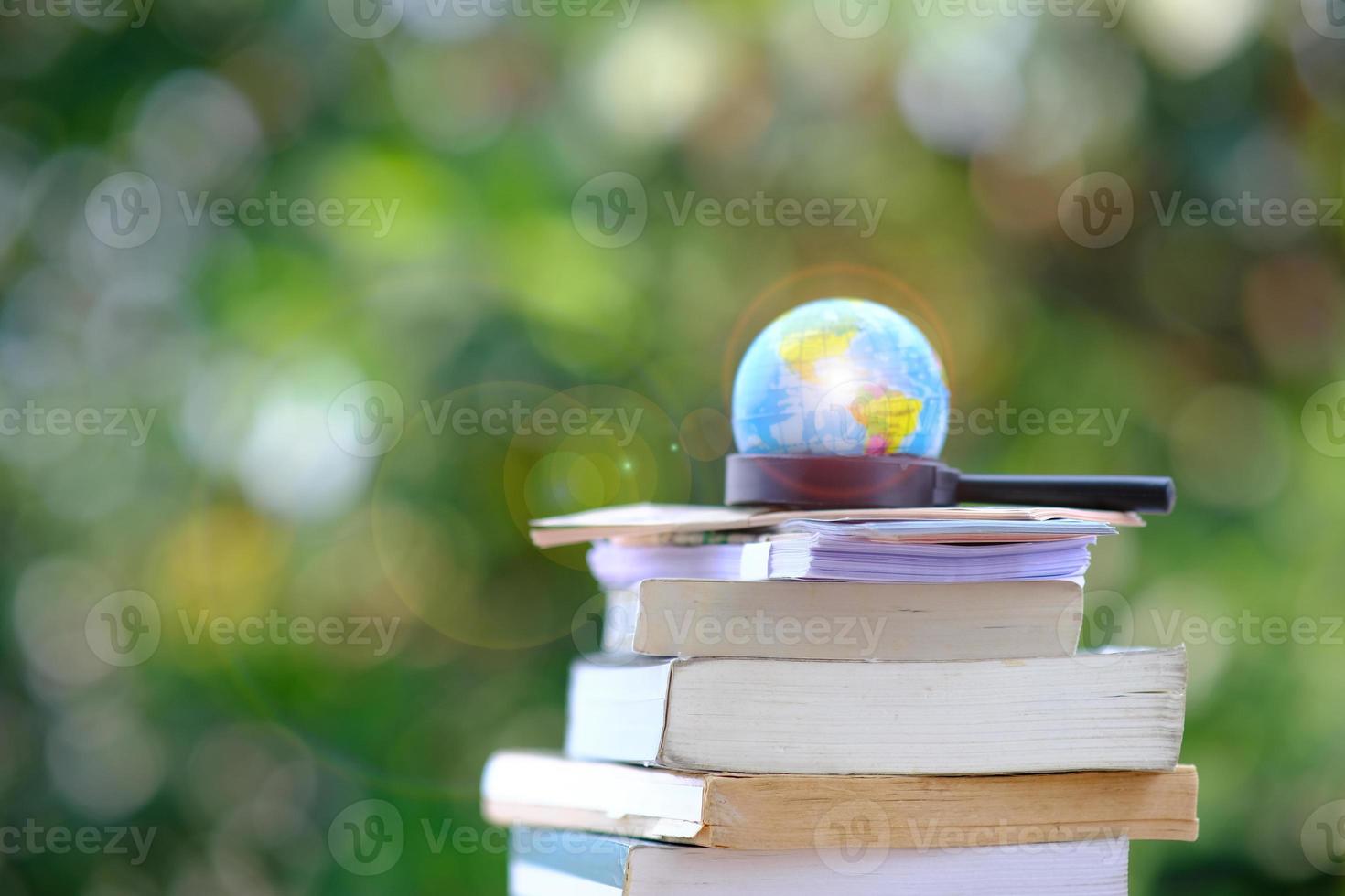 libri sulla tavola di legno foto