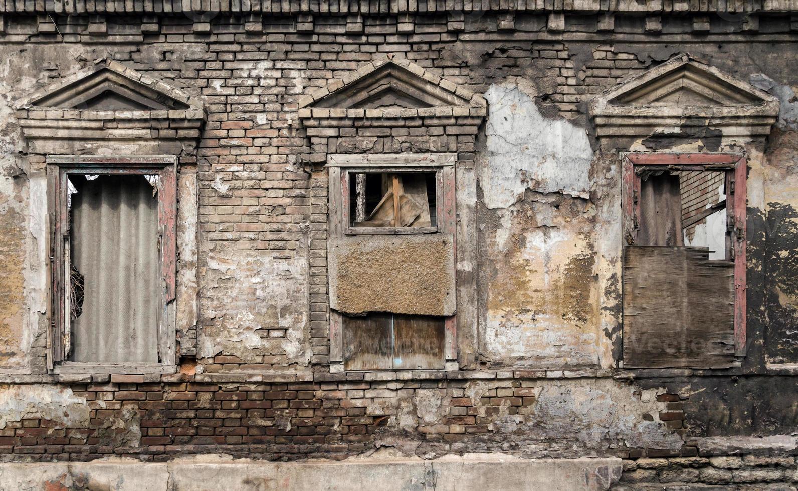 casa abbandonata in ucraina, donbass donetsk foto