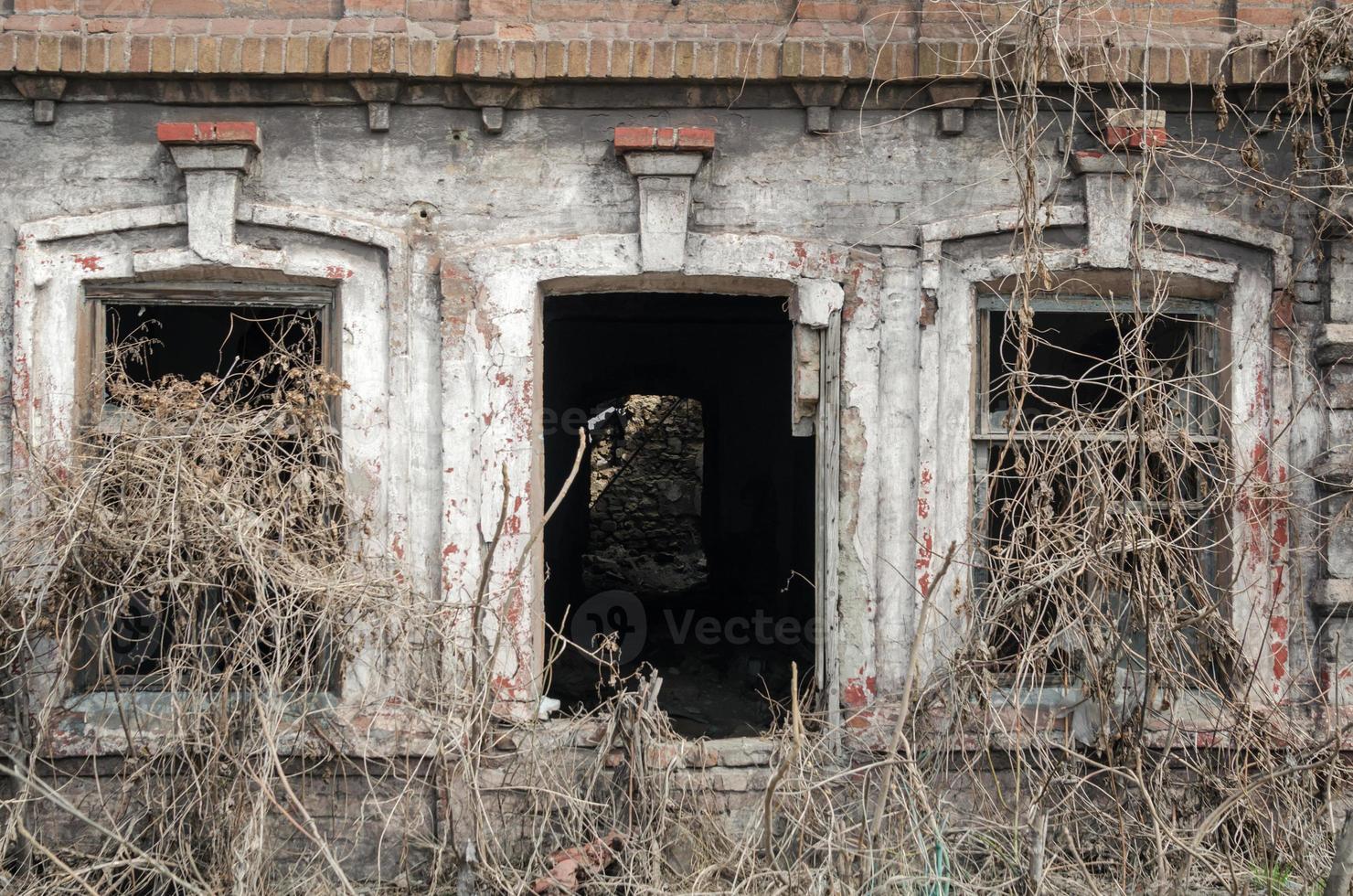 casa abbandonata in ucraina, donbass donetsk foto