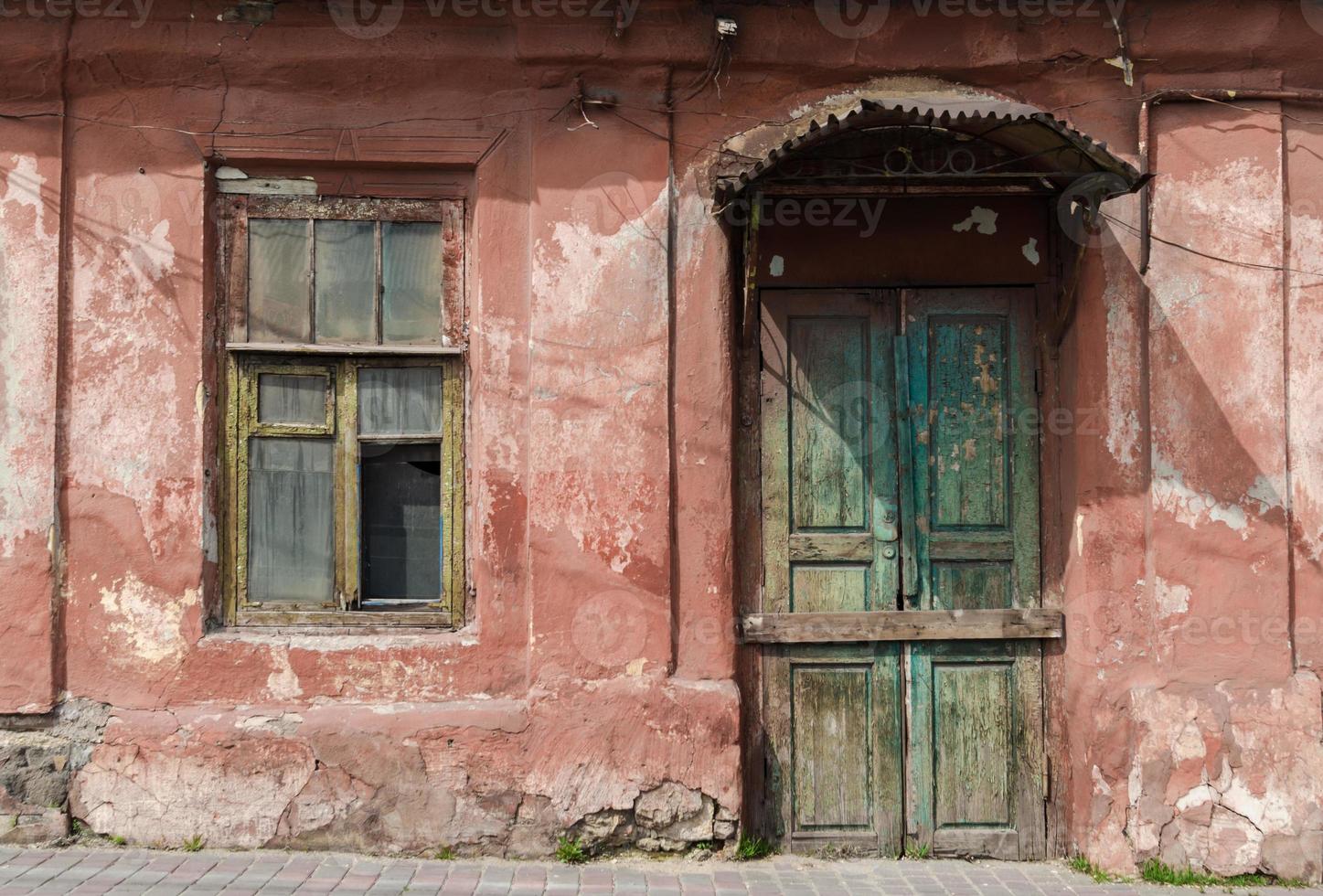 casa abbandonata in ucraina, donbass donetsk foto