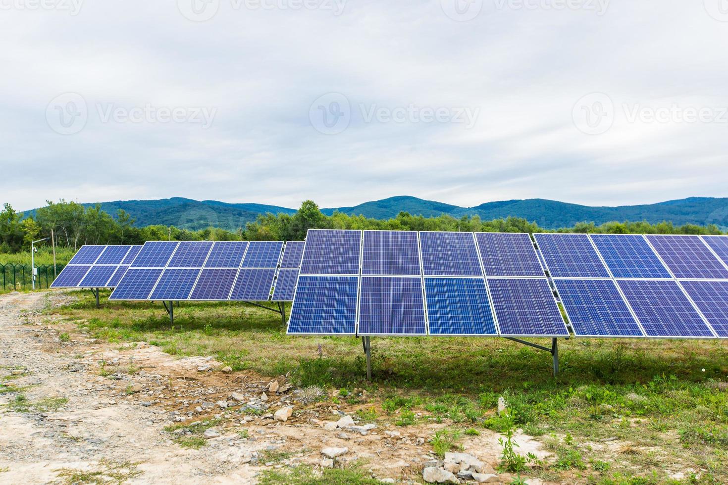 centrale solare su uno sfondo di cielo foto