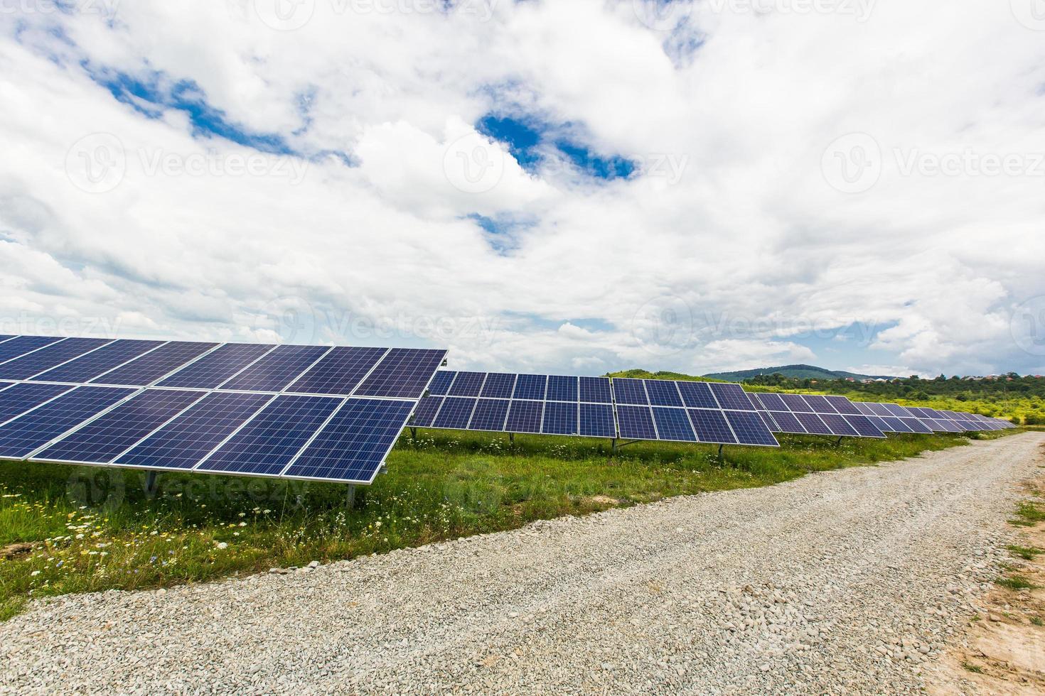 centrale solare su uno sfondo di cielo foto