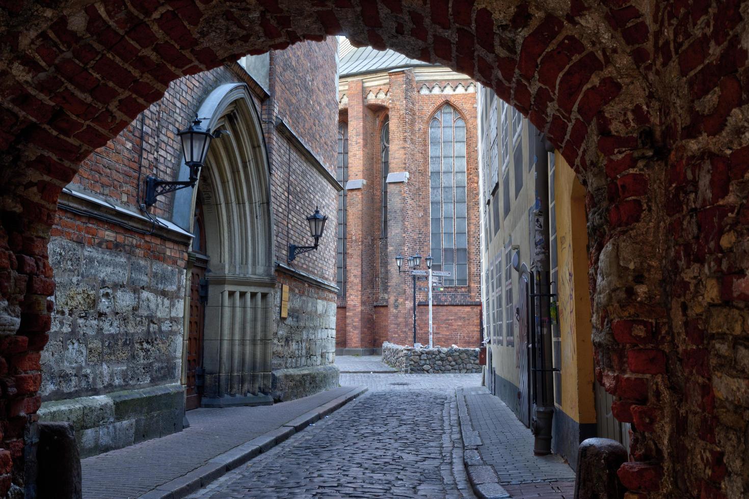 strada di mattina nella città medievale della città vecchia di riga foto