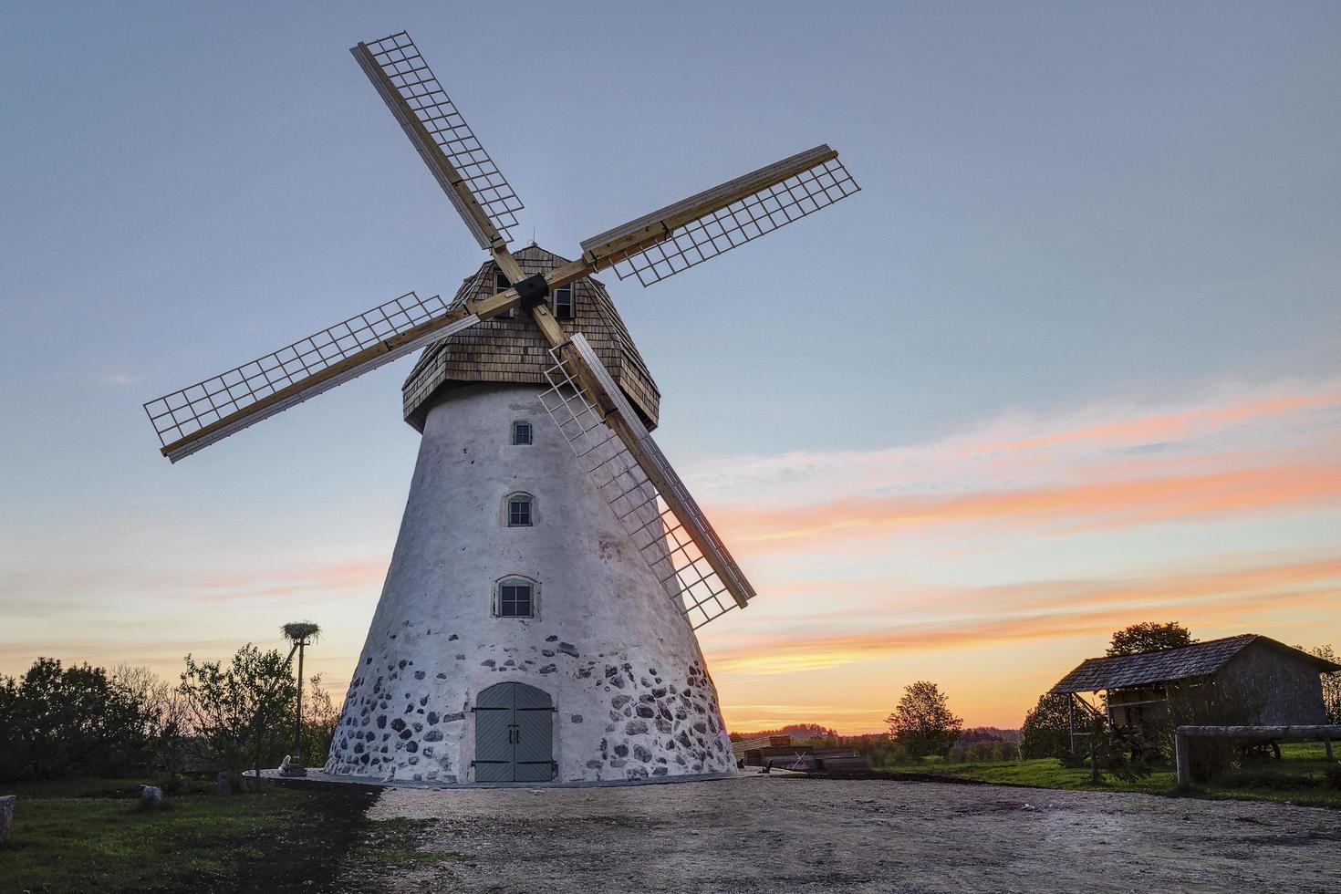 tradizionale vecchio mulino a vento olandese in Lettonia foto