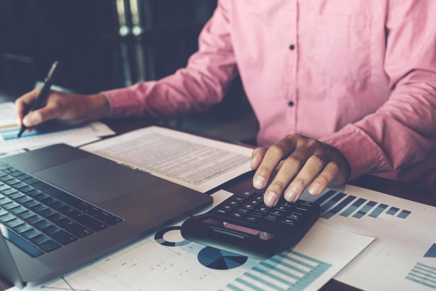 concetti di contabilità contabile, calcolatrice uso maschile, penna e computer portatile per lavorare finanziaria e di bilancio, concetto di contabile ispettore. foto