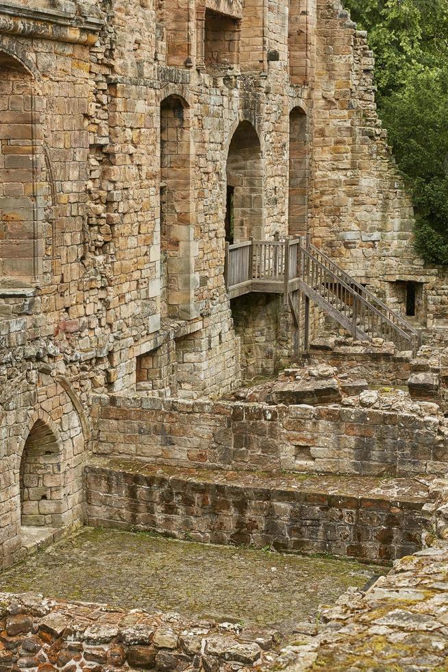 monastero romanico medievale e cimitero benedettino nella città scozzese di dunfermline in fife foto