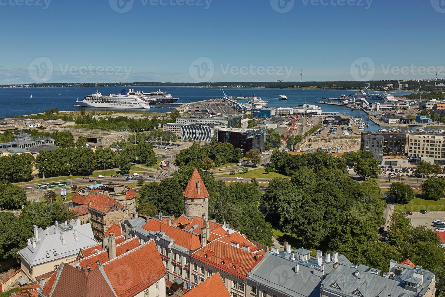 vista della città e del porto della città di tallinn in estonia foto