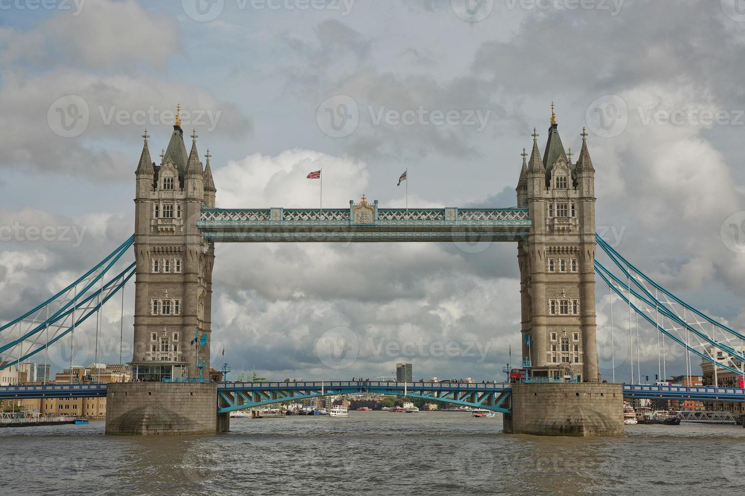 Tower Bridge nella città di Londra, questo iconico ponte è stato inaugurato nel 1894 ed è utilizzato da circa 40000 persone al giorno foto