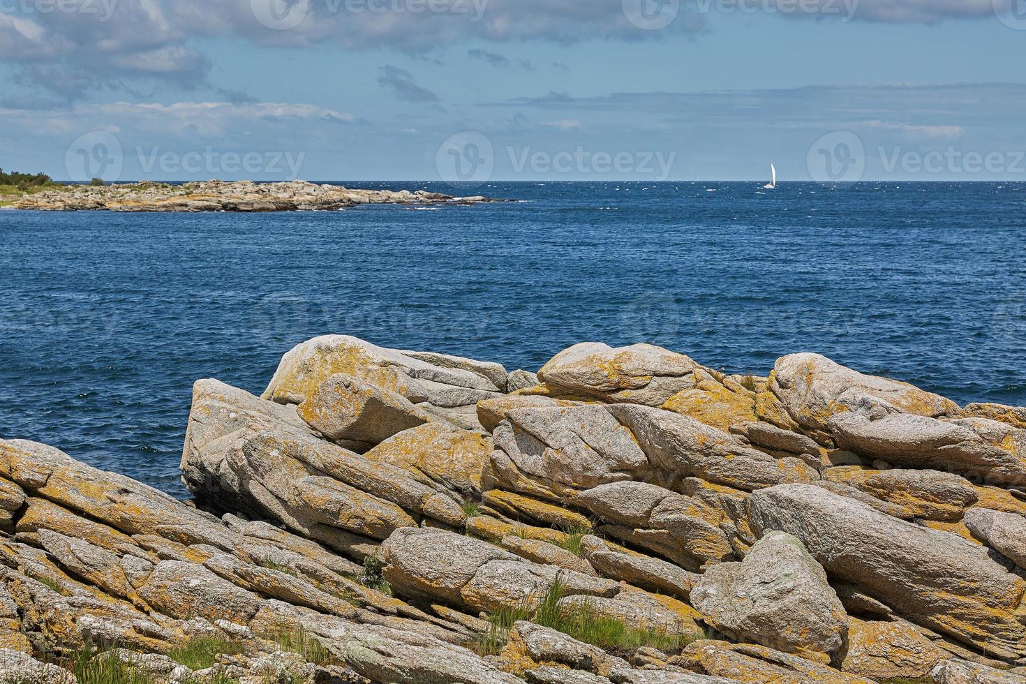 linea di costa del mar baltico vicino al villaggio di svaneke sull'isola di Bornholm in Danimarca foto