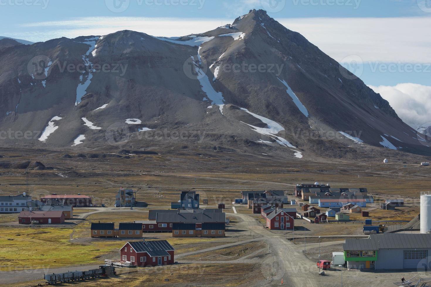 la piccola città di ny alesund nelle svalbard un arcipelago norvegese tra la norvegia e il polo nord questo è l'insediamento civile più settentrionale del mondo foto