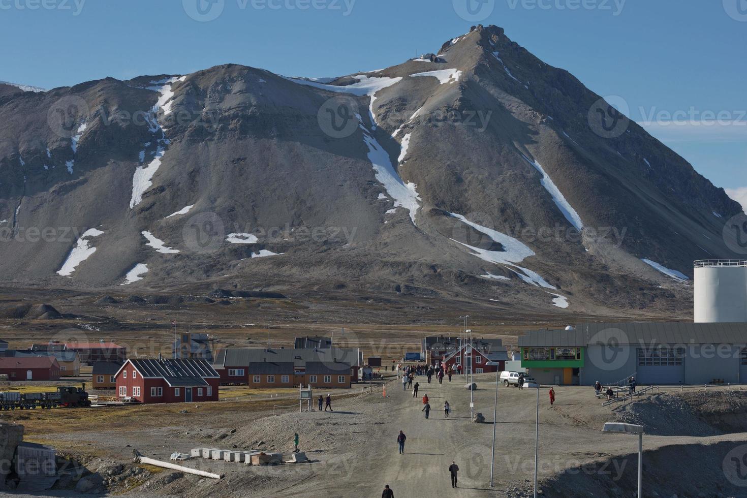 la piccola città di ny alesund nelle svalbard un arcipelago norvegese tra la norvegia e il polo nord questo è l'insediamento civile più settentrionale del mondo foto