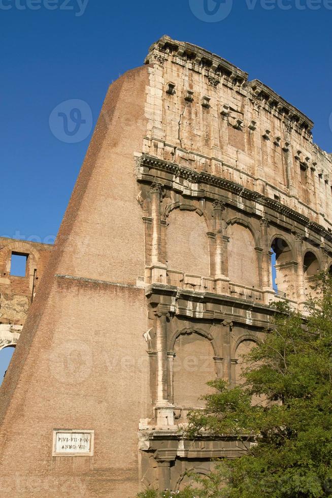 Vista esterna del Colosseo a Roma in Italia foto