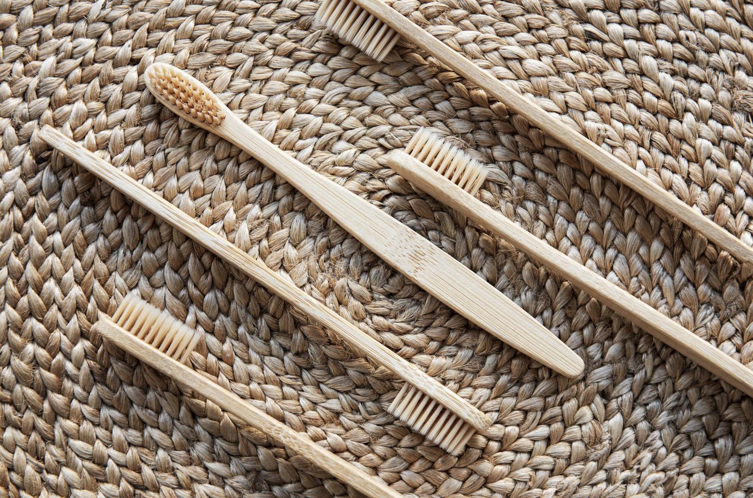 spazzolino da denti in bambù ecologico foto