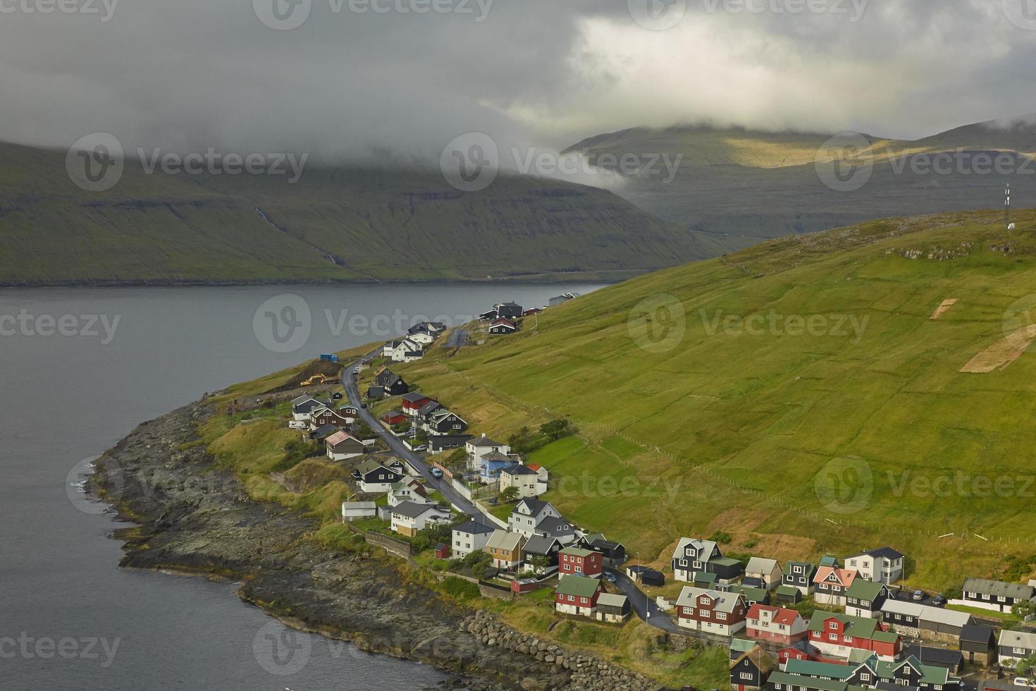 villaggio nel bellissimo e selvaggio paesaggio costiero delle isole faroe danimarca foto