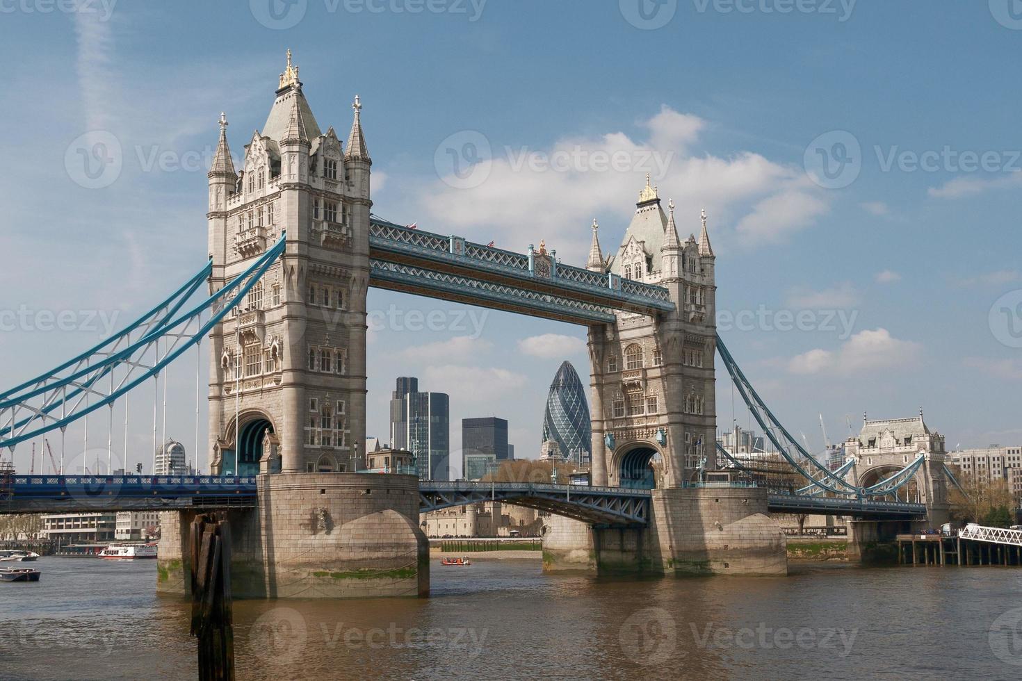 vista del Tower Bridge sul fiume Tamigi a Londra, Regno Unito foto