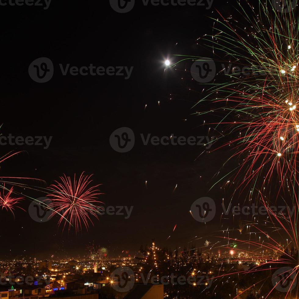 fuochi d'artificio di capodanno nella città di arequipa, in perù foto