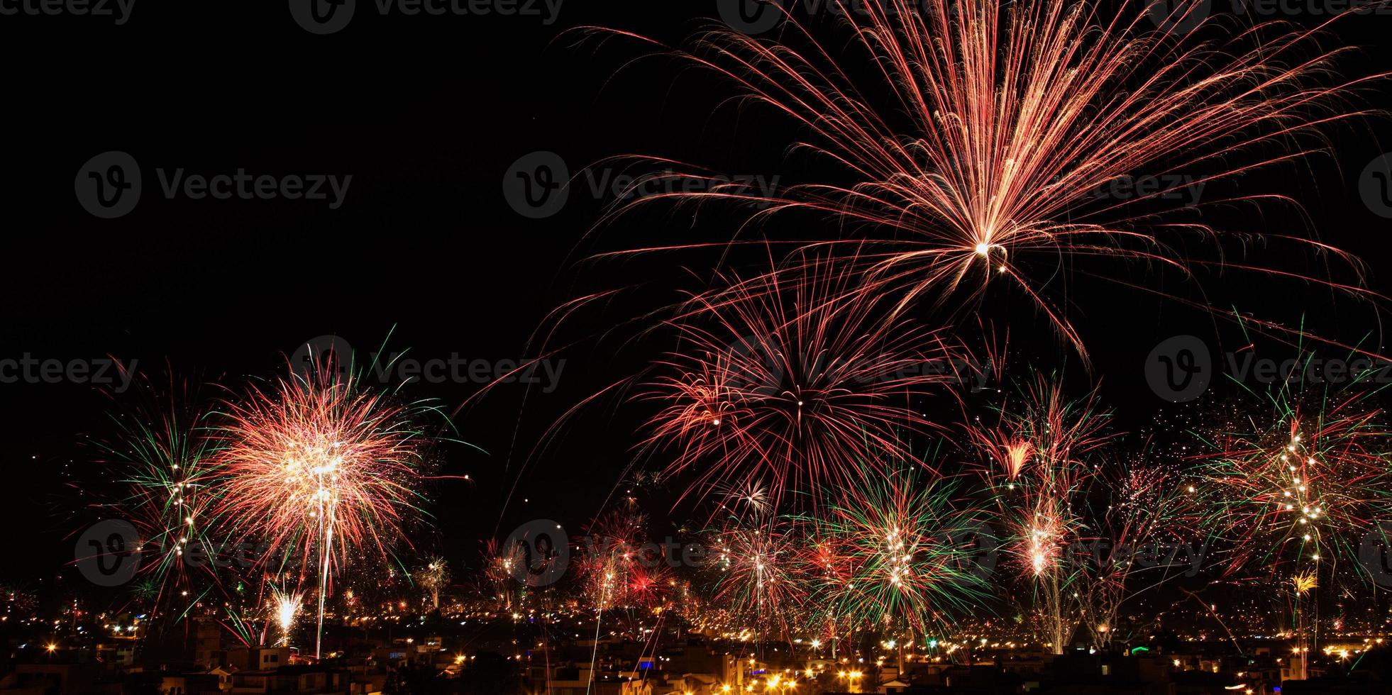 fuochi d'artificio di capodanno nella città di arequipa, in perù foto