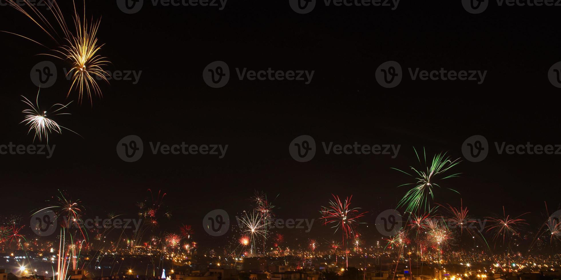 fuochi d'artificio di capodanno nella città di arequipa, in perù foto